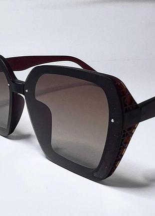 Очки солнцезащитные квадраты с поляризационными линзами в облегченной оправе коричневый