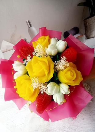 Букет цветов из мыла ручной работы "сочный соблазн" мыло розы, клубника, крокусы