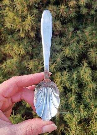 Прекрасная антикварная ложка - ракушка с глубоким покрытием серебра