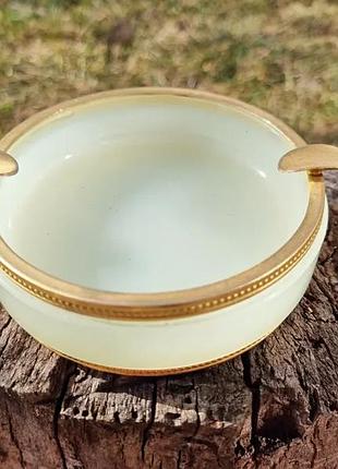 Редкая изысканная пепельница из опалового стекла.