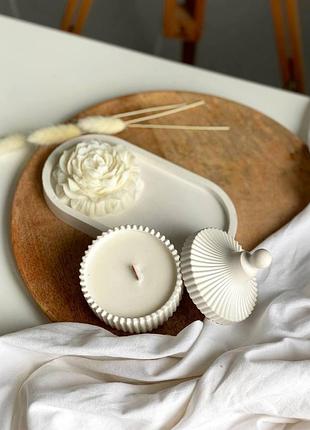 Соевая свеча sky с фигурной крышкой и пион с аромамаслами на подставке ручной работы verbena