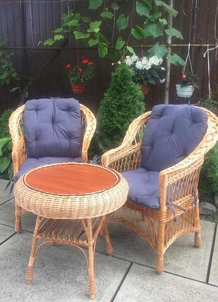 2 кресла "обычные" с серо-синими подушками и круглый столик "гриб с плитой"