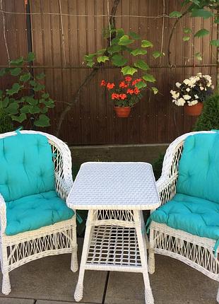 2 кресла "обычные" и стол (белые) с голубыми подушками