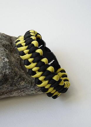 Браслет в плетінні dragon tongue з паракорду на пластиковому фастексі, колір виробу під замовлення чорний з жовтим