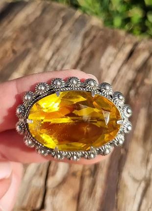 Чудова вінтажна брошь з вишуканим орнаментом.