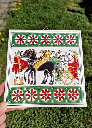 Очень интересно настенное панно в виде великолепной плитки ручной работы.