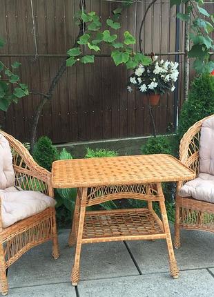 2 кресла "обычные" с бежевыми подушками и стол "кухонный"