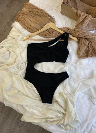 Симетричний чорний купальник