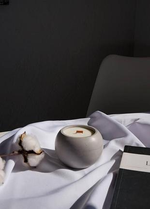 Cоевая свеча с эфирными аромамаслами в гипсовом кашпо сфера 9х6.5см сotton