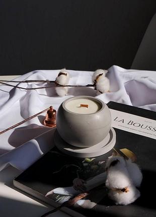 Соєва свічка з ефірними аромамаслами в гіпсовому кашпо сфера 9х6.5см tropical forest