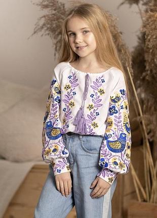 Вишиванка для дівчинки з яскравою вишивкою