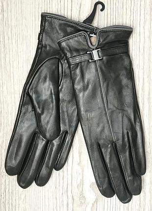 Перчатки женские кожаные на шерсти с ремешком и серой строчкой 6.5