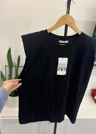 Футболка черная zara с плечиками с подплечниками базовая