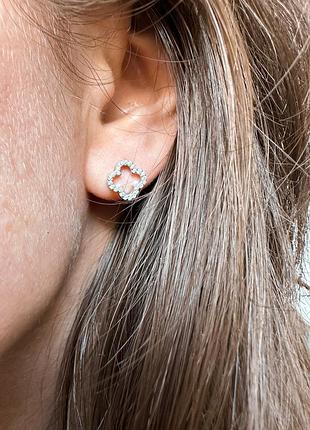 Сережки-гвоздики серебряные контурный клевер с яркими фианитами, серебро 925 пробы