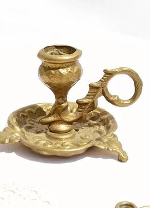 Старинный подсвечник-ночник с ручкой для удобного переноса.