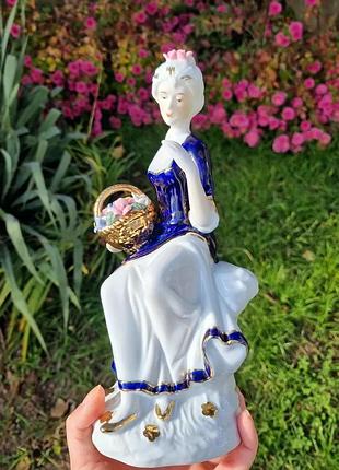 Колекційна статуетка, дама з корзиною квітів!
