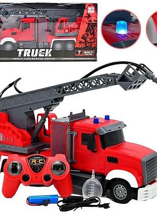 Пожежна машина на пульті керування з висувною драбиною й баком для води