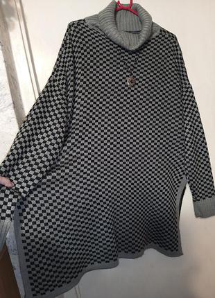 Стильный удлиненный свитер-туника в шахматки с высоким горлышком батал-оверсайз shein