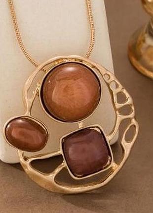 Колье с акцентным кулоном