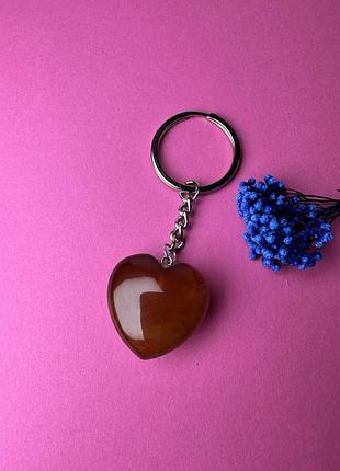 Брелок-оберег сердце из красного агата, натуральный коричневый камень для ключей и сумок, любовь в подарок природний дефект №1