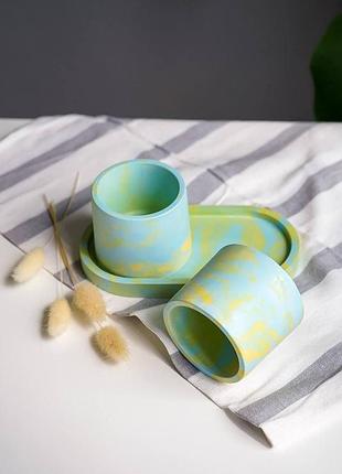 Набор гипсовых кашпо minimal в технике marble на подставке для кактусов и суккулентов, емкость для заливки свечей желто-голубой