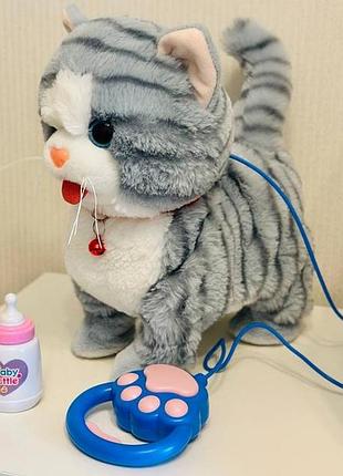 Интерактивный кот облизывает виляет хвостиком на поводке