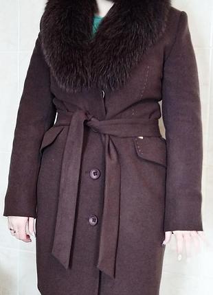 Зимове пальто коричневого кольору. створено з високоякісних матеріалів. комірець натуральне хутро…є пояс…стан ідеальний 48 розмір. можу скинути замір.