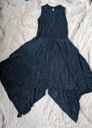 Длинное платье асимметричного кроя