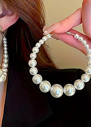 Женские сережки -кольца с каскадными бусинами jewelry серебристые-белые