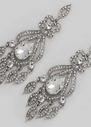 Серьги вечерние, серебро, цинковый сплав,серьги с белыми стразами и белым камнем на металле под белое золото