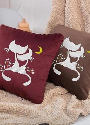Декоративная подушка на диван для влюбленных с принтом «коты под луной» флок бордовый