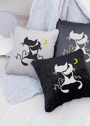 Декоративная подушка на диван для влюбленных с принтом «коты под луной» флок черный