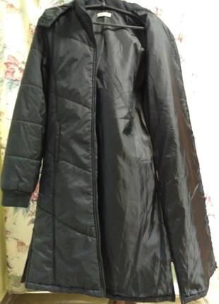 Женское стеганое пальто черного цвета. basic