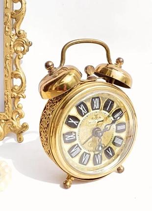 Старинные часы – будильник в великолепной работе.