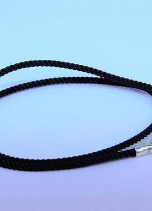 Шелковый шнурок с серебряным замком 925 пробы.
