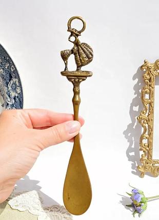 Великолепный рожок для обуви с фигуркой маленькой леди.