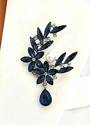 Брошь в россыпи синих камней