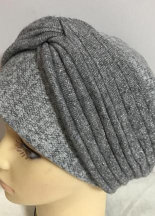 Шапка чалма демисезонная с объёмным драпированным украшением серая
