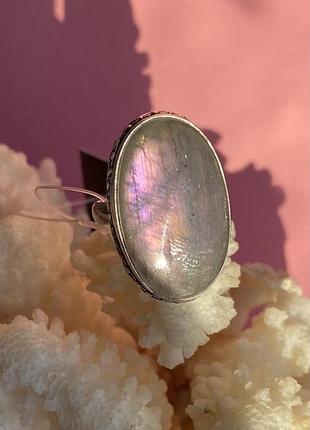 Кільце каблучка з натуральним каменем пурпурний лабрадор. перстень овал в сріблі. 17,75 розмір. індія