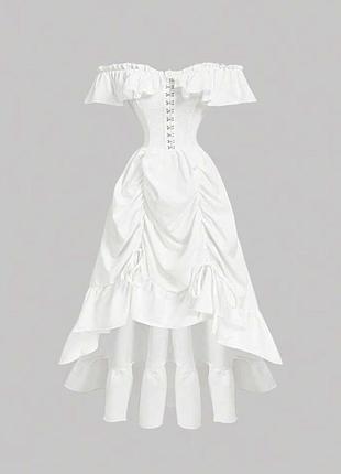 Белоснежное платье с открытыми плечами.