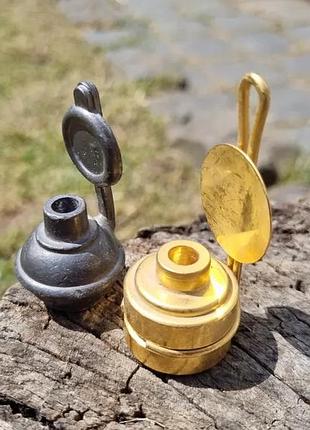 Миниатюрный подсвечник в виде керосиновой лампы подходит под тоненькую церковную свечу.