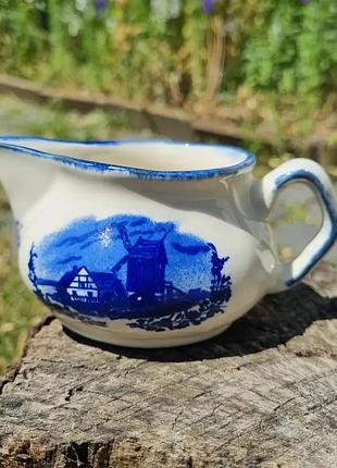 Вінтажний слівочник, молочник. млин, мельниця.