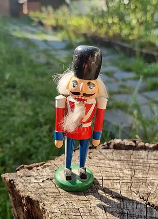 Цікава мініатюра- ласкунчик, щелкунчик.