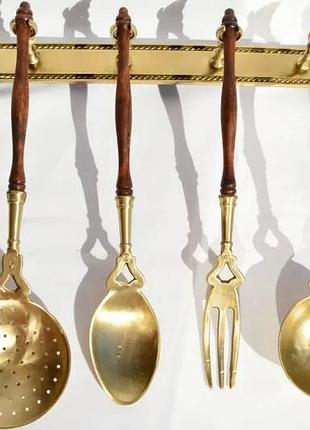 Старинный столовый набор кухонных приборов – все, что нужно настоящей хозяйке на кухне.