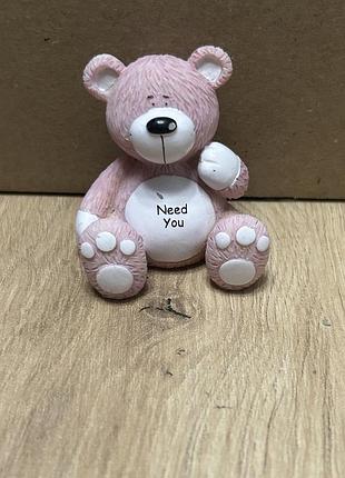 Статуетка ведмедика з написом "need you".