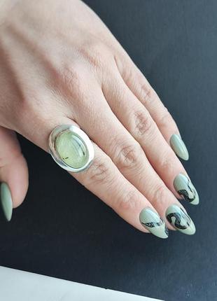 Кільце "щит" з натуральним пренітом. натуральний преніт овал в сріблі розмір 17,3. індія.