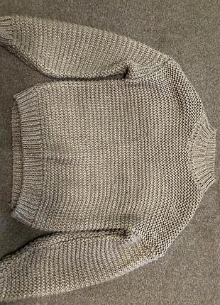 Вязаный свитер темно серого цвета средней вьющиеся