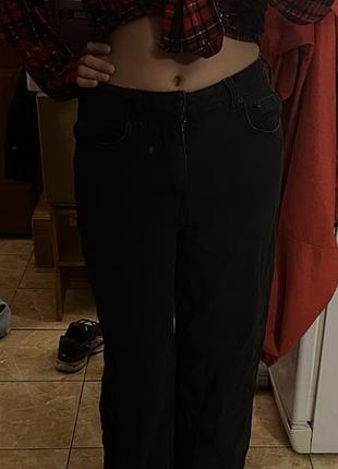 Прямі чорні джинси
