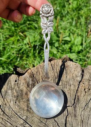 Изысканная ложка для подачи разнообразных джемов, сладких соусов или десертов.