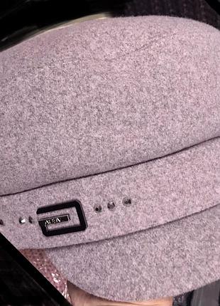 Жіноча кепка-картаз із кашеміру з брошкою зів'яла троянда